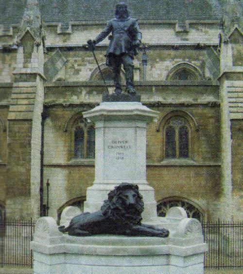 Памятник Оливеру Кромвелю у фасада