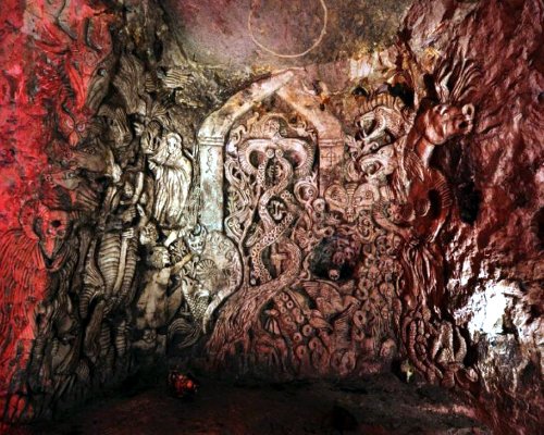 Кельтский рельеф в пещере